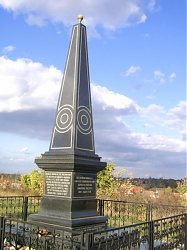 A felújított emlékmű a Nyugati temetőben