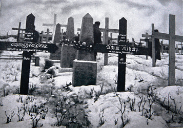 Itt még egymás mellett látható a két testvér sírja