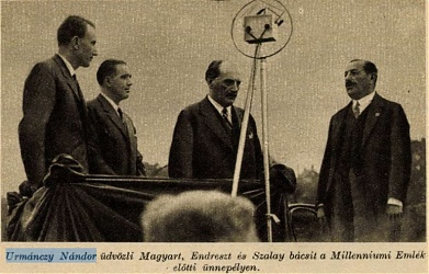 Az Atlanti Óceánt a Justice for Hungary (Igazságot Magyarországnak) jelszóval átrepülő első magyar pilótákat fogadó Urmánczy és a legnagyobb adományozó amerikás magyar. (a Pesti Hírlap Nagy Naptára, 1932.)