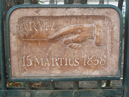 Az árvíz szintjét jelző tábla a Nemzeti Múzeum kerítésén