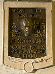 Melocco János domborműve,<br/>'művelt, tehát veszélyes...'