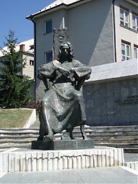 Bél Mátyás szobra szülőfalujában