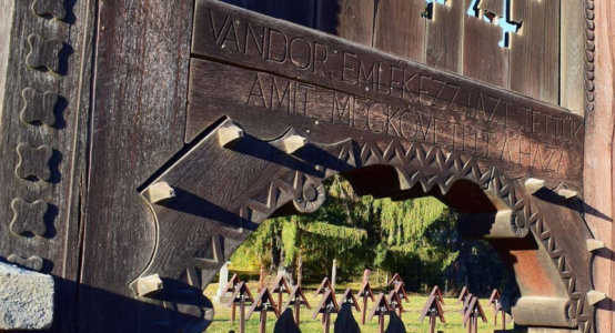 VÁNDOR, EMLÉKEZZ! AZT TETTÜK,<br/>
AMIT MEGKÖVETELT A HAZA!<br/>- hirdeti a hősök üzenetét az Úz völgyi katonatemető bejáratán a felirat