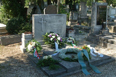 Sírja a Farkasréti temetőben