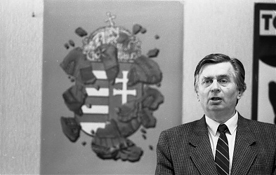 Antall József 1990-ben, az MDF Bem téri székházában