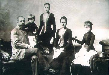 Puskás Tivadar feleségével és lányaival