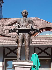 Széchenyi István révkomáromi szobra az Európa Udvarban. Kezében fő műve, a Lánchíd terve.