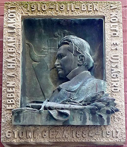 Emléktáblája egykori lakhelyének falán<br/>Sopron, Orsolya tér 1.