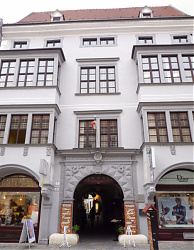 A ma is jó állapotú Segner kúria volt szülőháza