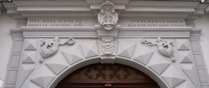 A kúria homlokzata a családi nemesi címerrel és a jelmondattal