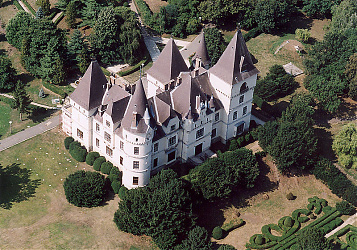 A szájhagyomány szerint Erzsébet magyar királyné tiszteletére, a francia Loire folyó menti várkastélyok mintájára készült tiszadobi kastély.