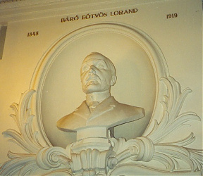 Eötvös Loránd mellszobra az Eötvös Loránd Tudományegyetemen