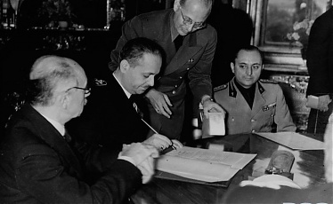 Csáky István aláírja a II. Bécsi döntést