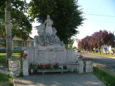 Az elsőnek felállított világháborús emlékmű a hősök emlékére Encsen