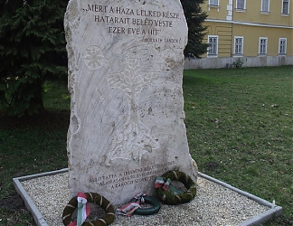 Bábolna, Összetartozás-emlékmű<br/>Mert a haza lelked része<br/>határait beléd véste<br/>ezer éve a hit
