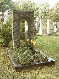 Sírja a Kerepesi temetőben (Varga Géza Ferenc szobrász műve)