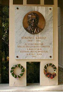 Emléktáblája a KFKI-ban