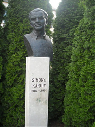 Szobra szülőfalujában