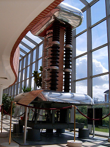 A Van de Graaff gyorsító. Ma már kiállítási darab