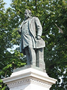 Szobra Budapesten a róla elnevezett téren