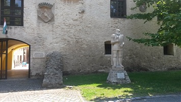 Szobra a szerencsi vár északi kapujánál