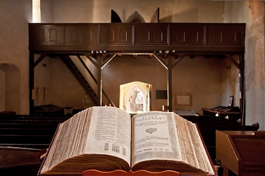 A biblia kiállított példánya a vizsolyi templomban