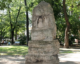 Szobra a Nemzeti Múzeum udvarán