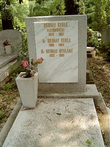 Sírja Budapesten a Farkasréti temetőben