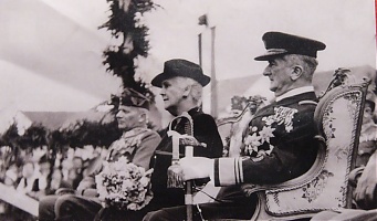 A kormányzói párral egy díszszemlén