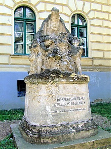 Az első magyar füvészkönyv írói tiszteletére készült emlékmű Debrecenben