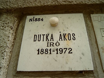 Dutka Ákos hamvai a budapesti Farkasréti temetőben