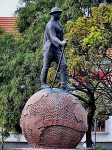 Bronzba öntött világjáró, nagy lendületű lépése bajai szobrán