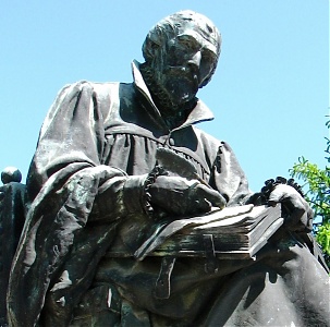 Tollal és Bibliával