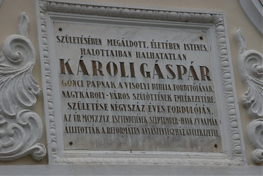 Emléktáblája a nagykárolyi református templom bejárata fölött