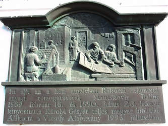 Itt és így készült. Emléktábla a múzeum falán