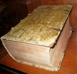 A Vizsolyi Biblia eredeti kötésű példánya