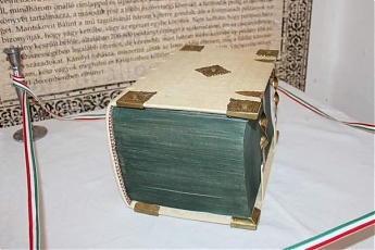 Az első korhűen újranyomtatott példány: kecskebőr kötésben, 2412 oldalon