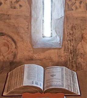 A Vizsolyi Biblia a templomban