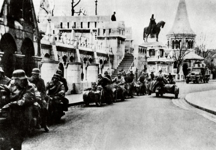 Német motoros alakulat a Halászbástyánál Magyarország német megszállásakor