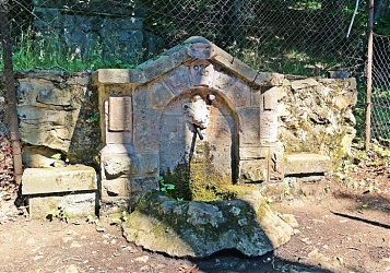 A legenda szerint Mátraházán is Szent László király fakasztotta a sziklából a vizet