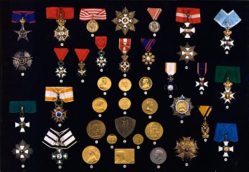 A kitüntetéseiből összeállított tabló