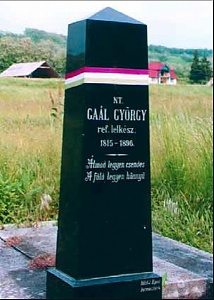 Sírja a kőröshegyi régi temetőben