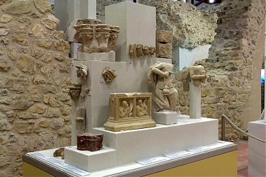 A középkori egyetem nagyterme helyreállítás után az elhelyezett gótikus szobrokkal