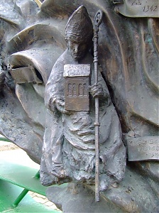 Koppenbachi Vilmos szobra a Pécsi Tudományegyetem díszkapuján