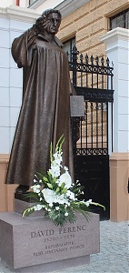 Szobra a kolozsvári unitárius templom mellett