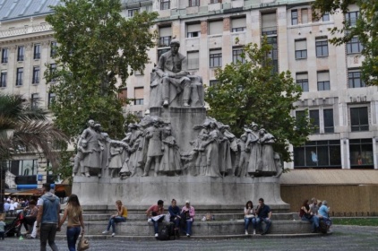 A figyelő mozdulattal ülő költő alatt a Szózatot éneklő népet az öregek, ifjak, polgárok, parasztok, asszonyok leányok gazdag csoportja jelképezi