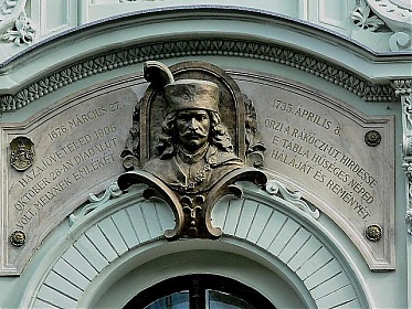 Az emléktábla a Pannónia Szálló (a mai Rákóczi út 5. számú ház) homlokzatán