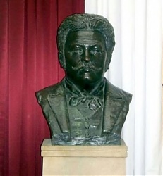 Szobra az egyetemen