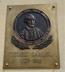 Domborműve a róla elnevezett sáromberki iskola falán