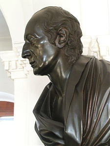 Mellszobra a marosvásárhelyi Teleki Tékában